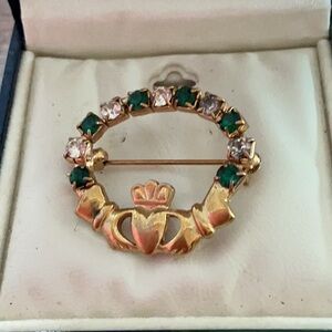 Vintage SOLDOR Irish Celtic Claddagh Gold Tone Stones Brooch SIGNED Gold&Green